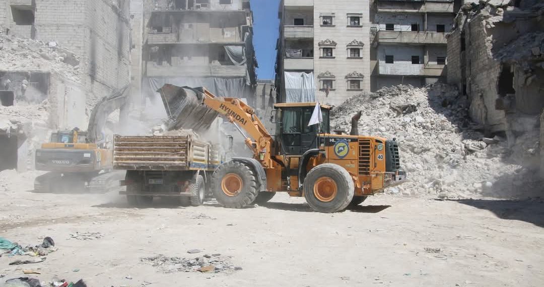 إزالة وترحيل أنقاض المباني المدمرة بحلب… البداية في ثلاثة أحياء