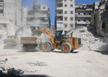 إزالة وترحيل أنقاض المباني المدمرة بحلب… البداية في ثلاثة أحياء