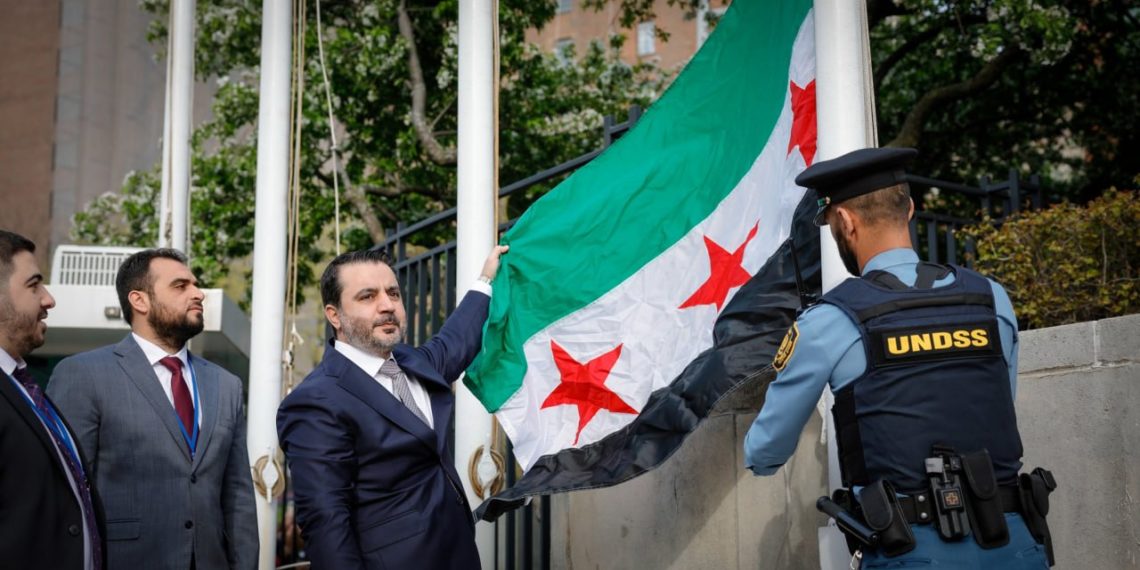 علم سوريا يرفرف في مقر الأمم المتحدة… لحظة تاريخية