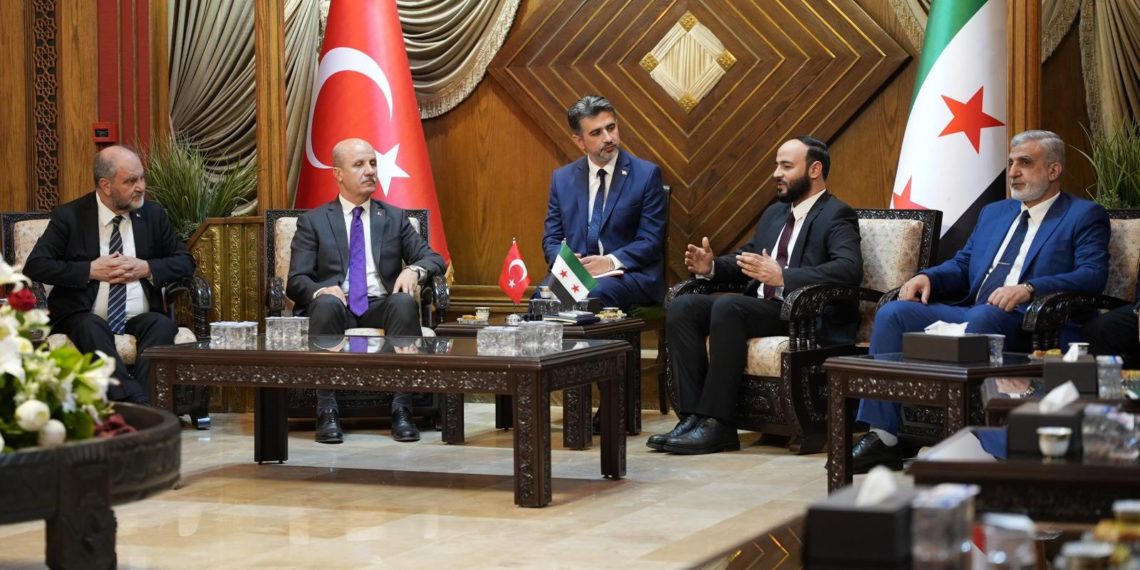 رئيس مجلس التعليم العالي التركي إرول أوزوار خلال لقائه مع محافظ حلب