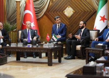 رئيس مجلس التعليم العالي التركي إرول أوزوار خلال لقائه مع محافظ حلب