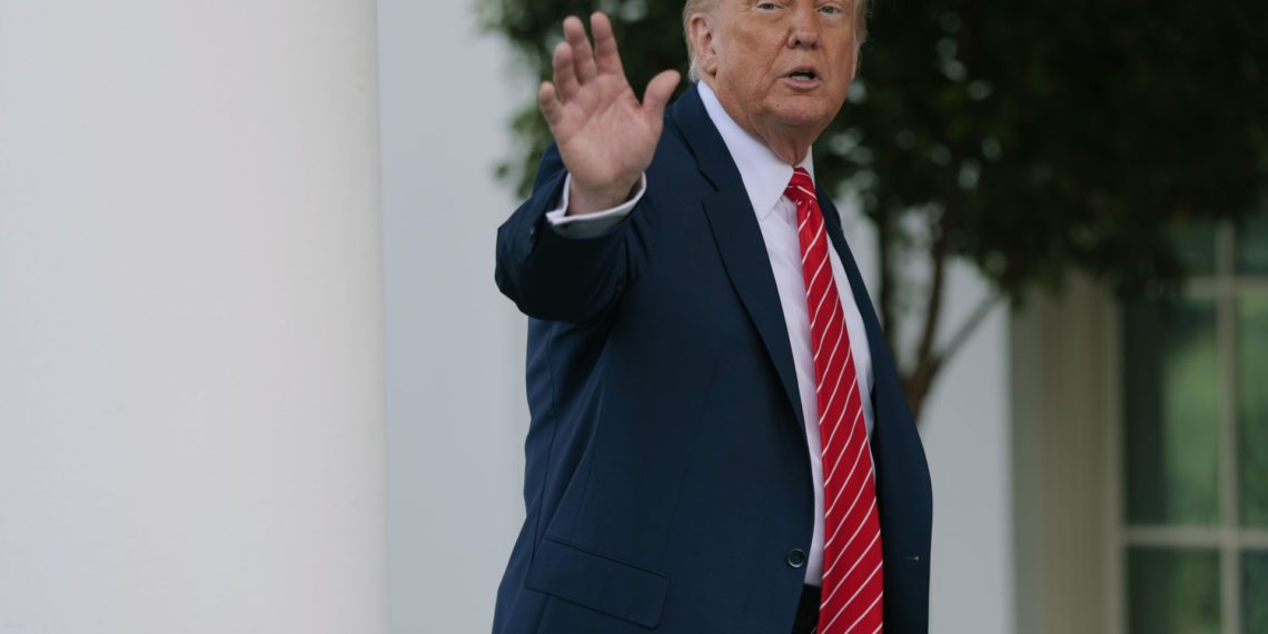 ترمب يُعلن رفع العقوبات الأمريكية عن سوريا