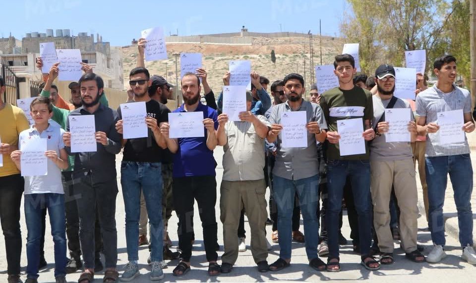 احتجاج طلاب الشهادتين في الباب ضد قرارات وزارة التربية