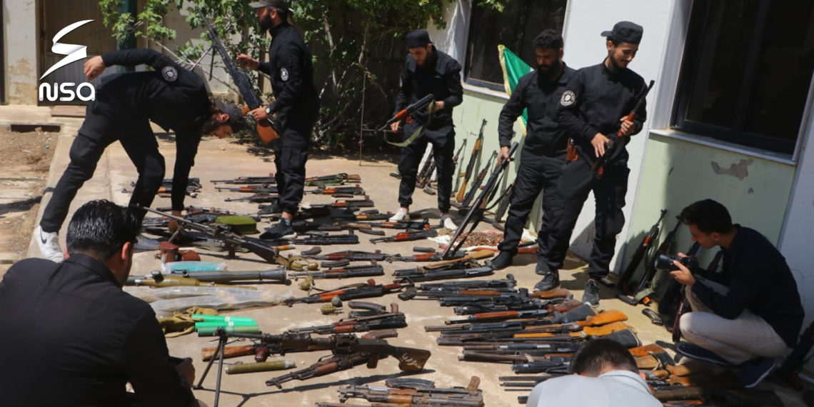 لدعم السلم الأهلي.. تسليم أسلحة في قرى بريف حمص (صور)