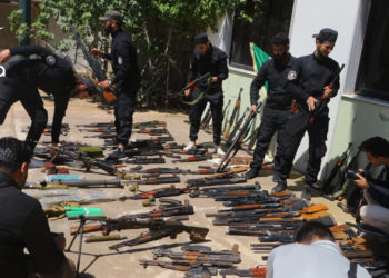 لدعم السلم الأهلي.. تسليم أسلحة في قرى بريف حمص (صور)