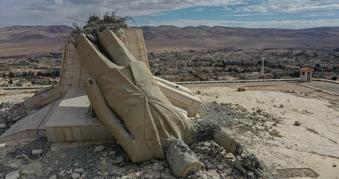 تحطيم تمثال حافظ الأسد في دير عطية بريف دمشق