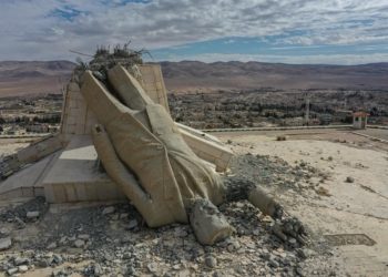 تحطيم تمثال حافظ الأسد في دير عطية بريف دمشق