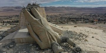 تحطيم تمثال حافظ الأسد في دير عطية بريف دمشق