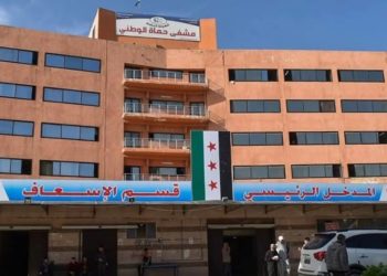 كاد يقتله.. شاب يرتدي زي الأمن العام يعتدي على طبيب بحماة