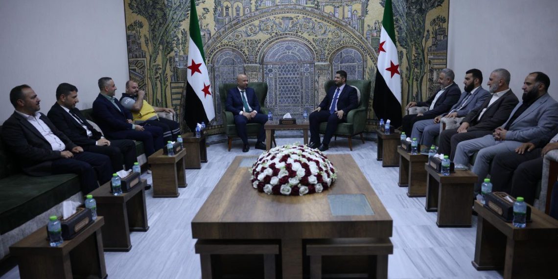 لتأمين عودة الأهالي.. محافظة إدلب تطلق حملة لإزالة الأنقاض في المناطق المدمرة