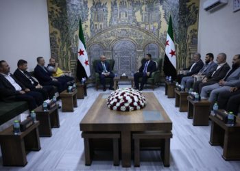 لتأمين عودة الأهالي.. محافظة إدلب تطلق حملة لإزالة الأنقاض في المناطق المدمرة