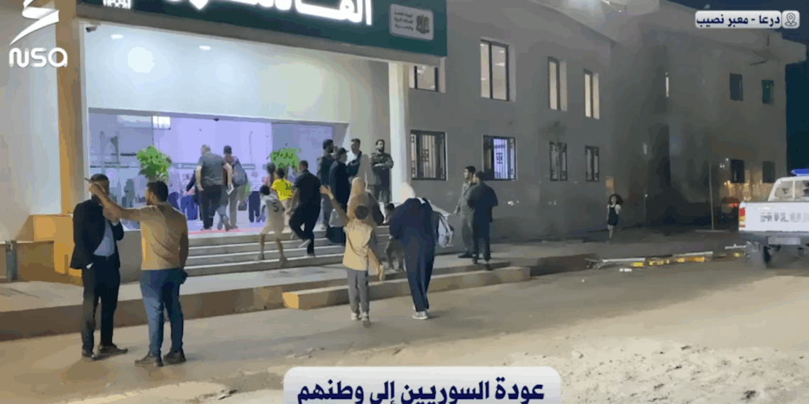 قبيل حلول عيد الأضحى المبارك.. معبر نصيب الحدودي في #درعا يشهد حركة نشطة مع عودة آلاف السوريين المغتربين إلى وطنهم