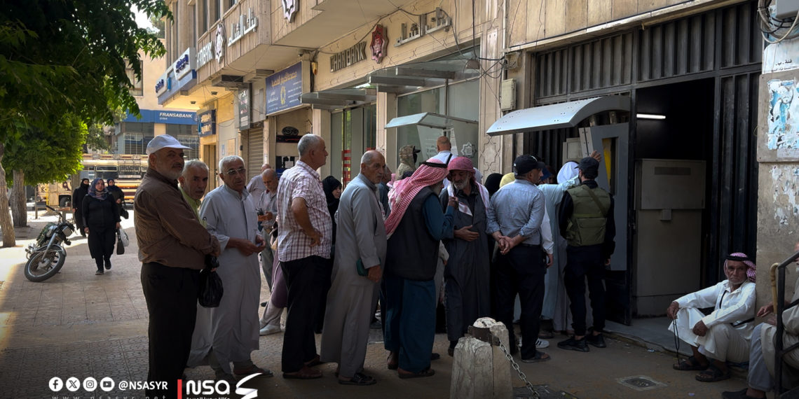 “سوريا الجديدة” تواكب معاناة المتقاعدين في استلام رواتبهم بمدينة حماة