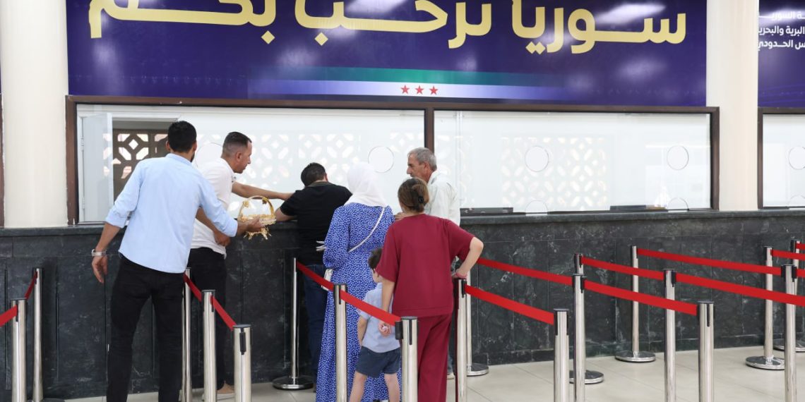 أول قافلة عودة “طوعية” للاجئين السوريين من لبنان تبدأ دخول الأراضي السورية