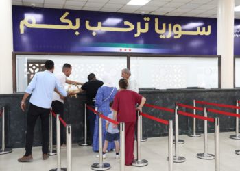 أول قافلة عودة “طوعية” للاجئين السوريين من لبنان تبدأ دخول الأراضي السورية