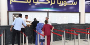 أول قافلة عودة “طوعية” للاجئين السوريين من لبنان تبدأ دخول الأراضي السورية