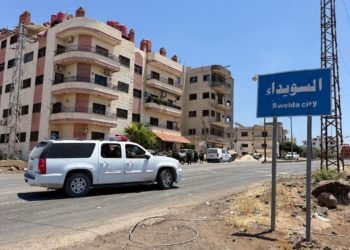 إسرائيل تقصف رتلًا للجيش السوري قرب السويداء “بالتنسيق مع أمريكا”