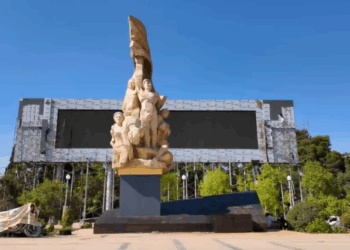 سوريون غاضبون من تحطيم تمثال الشهداء في حلب.. ومحافظ حلب يتوعد بالمحاسبة