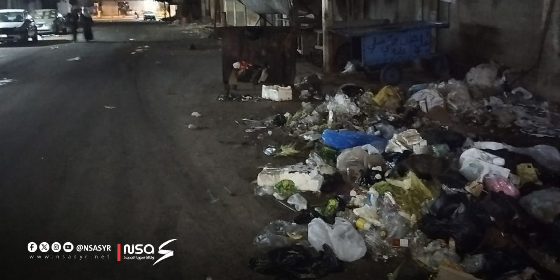أكوام القمامة تغزو شارع خان عجيل في حماة.. وأهالي الحي يناشدون عبر “سوريا الجديدة” بالتدخل العاجل