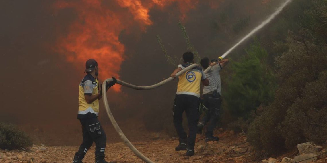 فرق الدفاع المدني تواصل معركتها ضد حرائق الغابات في ريفي اللاذقية وحماة