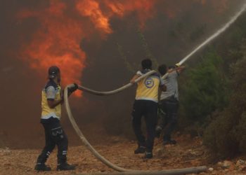 فرق الدفاع المدني تواصل معركتها ضد حرائق الغابات في ريفي اللاذقية وحماة