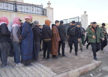 قائد الأمن الداخلي في الرقة يتفقد مراكز تسوية أوضاع عناصر ميليشيا “قسد”