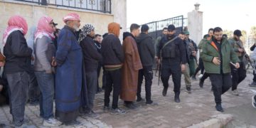 قائد الأمن الداخلي في الرقة يتفقد مراكز تسوية أوضاع عناصر ميليشيا “قسد”