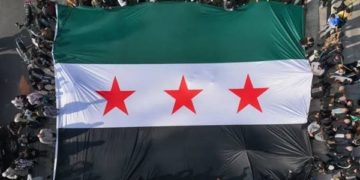 إنزال العلم السوري يشعل توترًا في مناطق ريف حلب وشرق الفرات