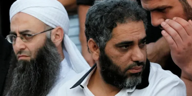 بيروت.. محكمة الجنايات تصدر حكمًا ببراءة فضل شاكر وأحمد الأسير